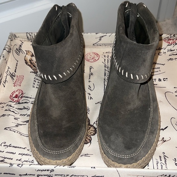 UGG Shoes - Ugg Varney Women's Size US  8 Slate Moccasin Suede Ankle Boho Bootie